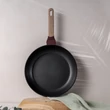 Kép 3/10 - Berlinger Haus Leonardo Nordic TitánPro bevonatú Serpenyő 28 cm-es (BH-8290)